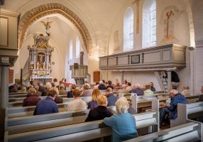 Gut gefüllte Kirche in Döbbersen zum Auftaktkonzert der Orgelspiele, Foto Heiko Preller