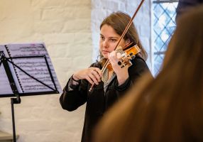 Sofia Galeati (Violine) beim Auftaktkonzert der Orgelspiele in Döbbersen, Foto Heiko Preller